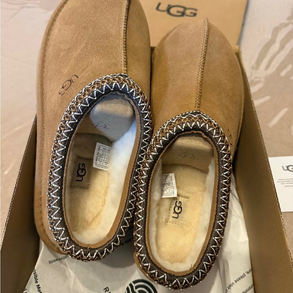 UGG Tasman Slippers Size 11 for Women’s, size 9 for Men’s Chestnut
